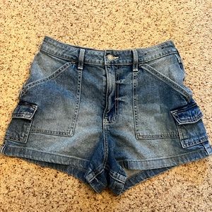 Hollister Ultra High-Rise Light Wash
Denim Cargo Mom Shorts